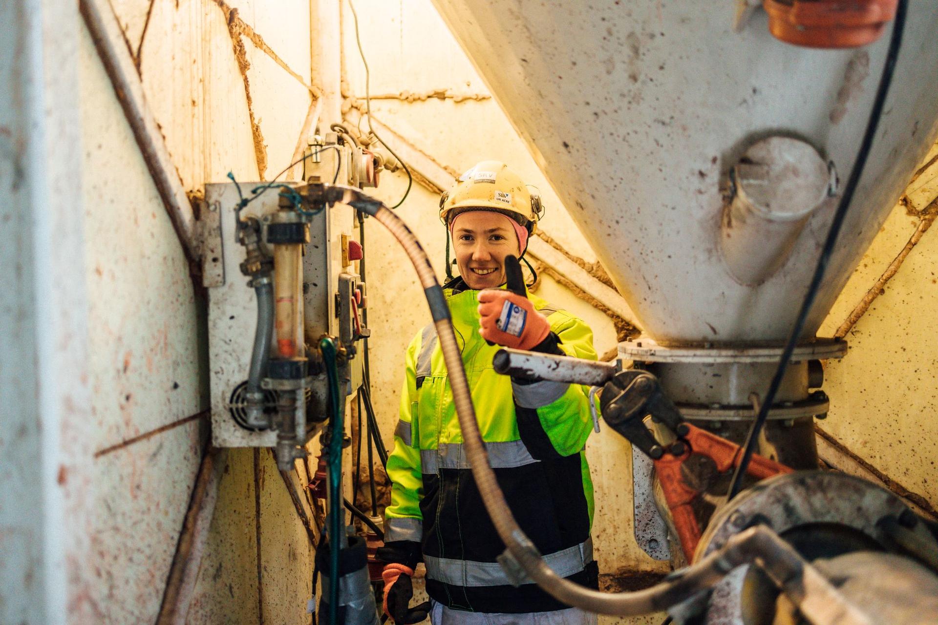 Nurmij&auml;rven Muurareiden ty&ouml;ntekij&auml; n&auml;ytt&auml;m&auml;ss&auml; peukaloa ty&ouml;n keskell&auml;.