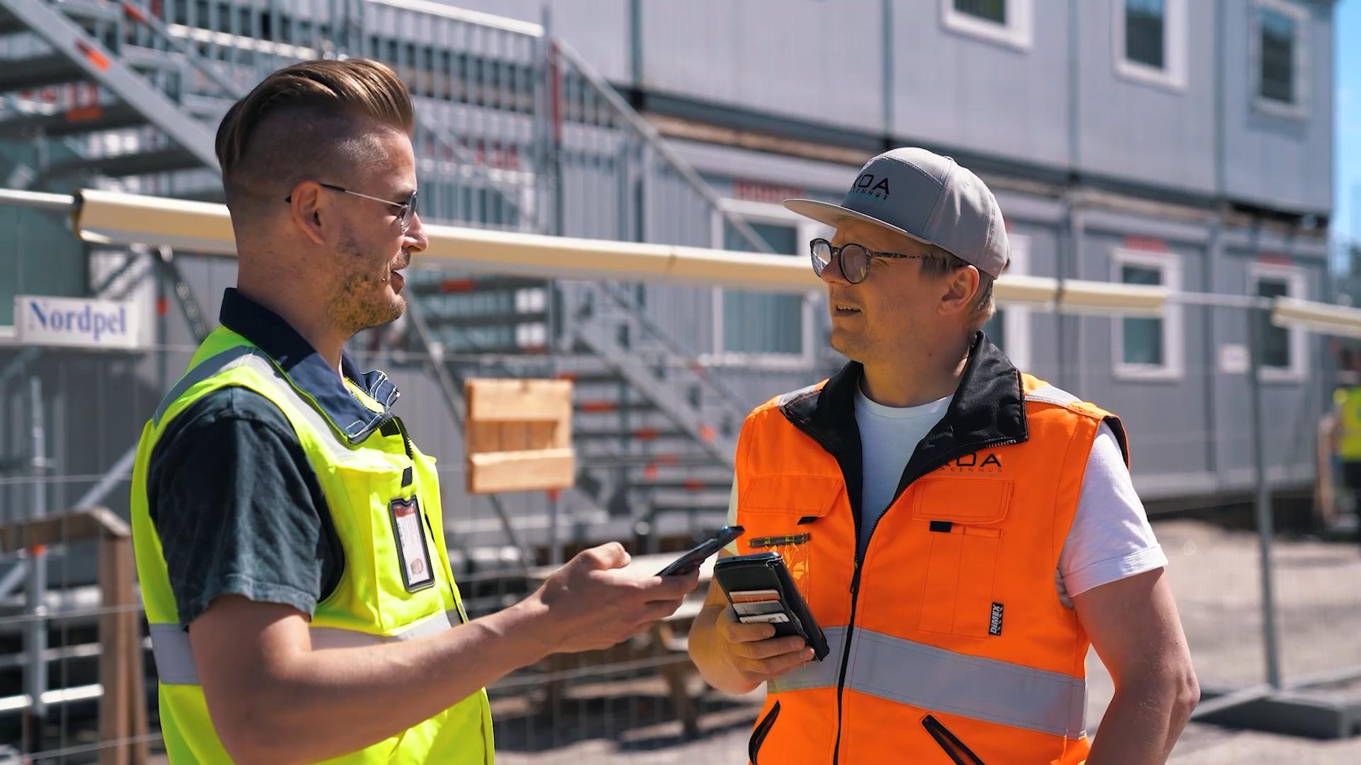 Nurmijärven Muurareiden ja Core Yhtiöt -konsernin toimitusjohtaja Jukka Puumalainen keskustelemassa työmaalla toisen henkilön kanssa.