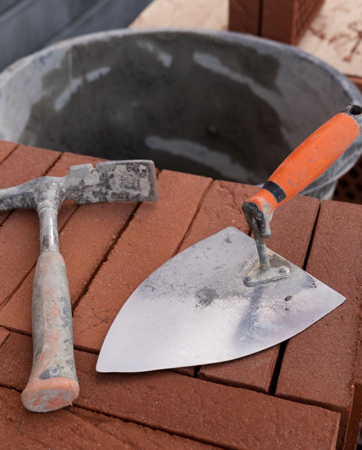 Muuraustarviketukun kautta saatavia ty&ouml;kaluja esill&auml;.